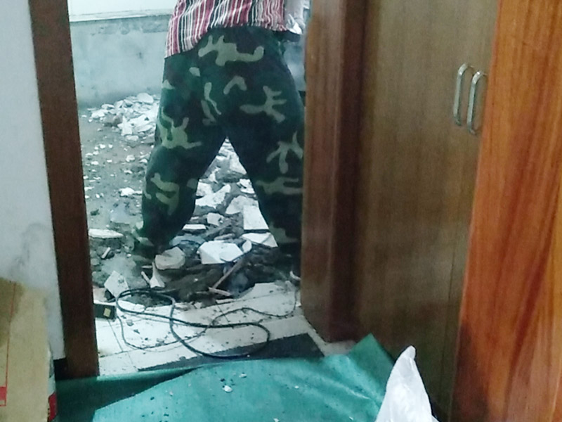 衛生間整體拆除方案：首先，拆除瓷磚時要用電，而電是從客廳臨時拉的，為了避免在施工過程中發生觸電的現象，將電拉進衛生間內。其次，舊房改造拆除瓷磚時可以用沖擊電鉆，這種工具方便快捷，可自由更換。但在使用前應檢查其是否靈活，可以通過空轉一分鐘的方法進行檢驗。用完之后及時進行清理。，梯子也是少不了的工具之一，它可以幫助工人拆掉處于高處的瓷磚，還可以架起臨時插座。拆磚應從下至上進行，在施工過程中對地面及時進行處理，以免因垃圾過多從而影響后面的工作。同時要處理好房內的防水層。拆除插座與水龍頭附近的瓷磚時應小心，以免損壞水電設備。