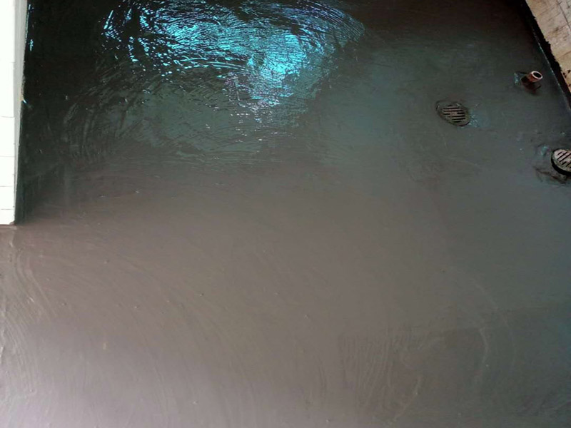 衛生間防水貼磚：在地面用水泥砂漿找平一次，等它干透后再做防水。一般的防水施工要做2到3遍，而且防水的順序也是有講究的，比如，要先做完墻面防水再貼墻磚，其次才可以做地面防水，再貼地磚。因為地面經常會踩來踩去，地面防水如果先做了會很容易踩壞。一般情況下，在2到3遍的防水層全部做好后，會有5到7天的固化期，所以自然的，貼瓷磚肯定是要等到這之后才能做。