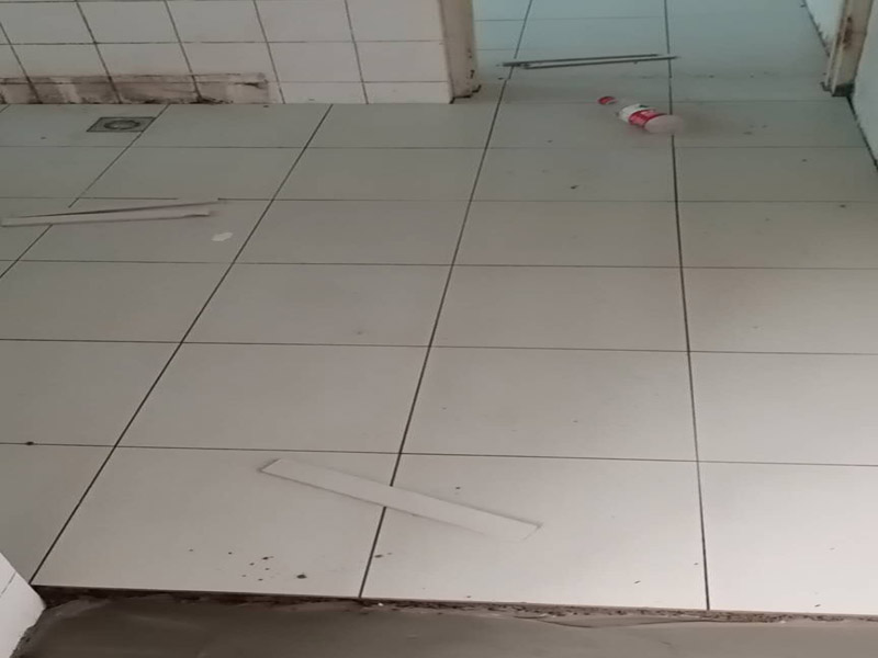衛生間防水貼磚：在地面用水泥砂漿找平一次，等它干透后再做防水。一般的防水施工要做2到3遍，而且防水的順序也是有講究的，比如，要先做完墻面防水再貼墻磚，其次才可以做地面防水，再貼地磚。因為地面經常會踩來踩去，地面防水如果先做了會很容易踩壞。一般情況下，在2到3遍的防水層全部做好后，會有5到7天的固化期，所以自然的，貼瓷磚肯定是要等到這之后才能做。