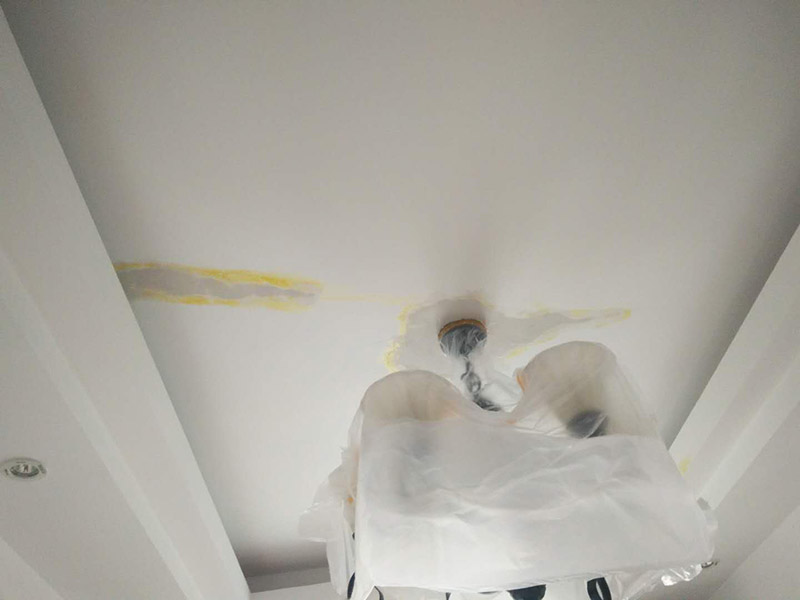 頂面空鼓維修：1、對空鼓區域進行基本的處理，然后采用隔離劑對空鼓區域進行基本的處理，清理干凈殘留物品，然后抹上一層膠膜。 2、進行維修的時候一定要保持空鼓區域的濕潤性，提前一天進行處理，然后在開始之前要進行灑水處理。 3、為了保險起見，我們需要進行封層抹灰的清理方面，第一次抹灰的時候，一定要抹實，以薄為主要，帶底灰完成之后，等一會就可以進行二次抹灰了，第二次抹灰以厚度為主要，同時要注意平整性處理，處理完之后等待七八成晾干的情況下，就可以進行最后一步工作了，進行最后的抹灰處理，一般整體厚度不超過15mm就行了。