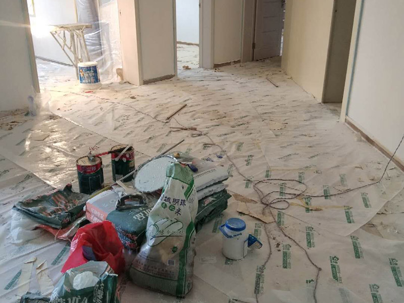 全屋整體裝修翻新：在墻面翻新前，需要先將舊漆面鏟除干凈，之后在進行打磨，將墻面的浮沉雜物都清理干凈。如果墻面有凹凸不平的情況，要先用膩子修補，如果墻面出現空鼓的現象，也要將整面的墻皮進行鏟除，才能做后續的處理。 膩子的處理重點有兩點注意事項，一是在刮膩子之前，要把墻面的平整度用尺子測試好，如果有不平整的位置，就需要用膩子實行多次的修補，而在每一次刮完膩子之后，還需要用砂紙對墻面實行打磨，使得墻面更加的平整光滑。 油漆的涂刷是墻面翻新至關重要的一步。在涂刷時應當遵照一底兩面的原則，即刷1遍底漆，再刷2遍面漆，要留意的是，兩次涂刷的時間不可以太近，要確保前一遍的涂刷油漆已經干了之后，才可以接著進行下一遍的涂刷，這樣才能確保涂刷質量。