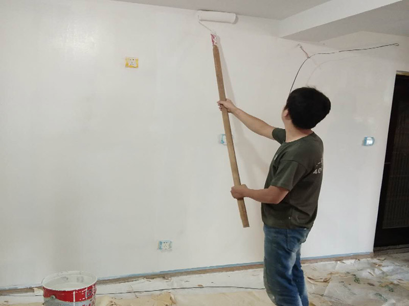 全屋整體裝修翻新：在墻面翻新前，需要先將舊漆面鏟除干凈，之后在進行打磨，將墻面的浮沉雜物都清理干凈。如果墻面有凹凸不平的情況，要先用膩子修補，如果墻面出現空鼓的現象，也要將整面的墻皮進行鏟除，才能做后續的處理。 膩子的處理重點有兩點注意事項，一是在刮膩子之前，要把墻面的平整度用尺子測試好，如果有不平整的位置，就需要用膩子實行多次的修補，而在每一次刮完膩子之后，還需要用砂紙對墻面實行打磨，使得墻面更加的平整光滑。 油漆的涂刷是墻面翻新至關重要的一步。在涂刷時應當遵照一底兩面的原則，即刷1遍底漆，再刷2遍面漆，要留意的是，兩次涂刷的時間不可以太近，要確保前一遍的涂刷油漆已經干了之后，才可以接著進行下一遍的涂刷，這樣才能確保涂刷質量。