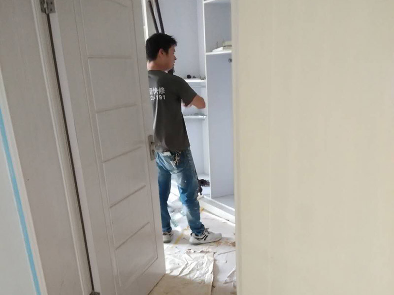 全屋整體裝修翻新：在墻面翻新前，需要先將舊漆面鏟除干凈，之后在進行打磨，將墻面的浮沉雜物都清理干凈。如果墻面有凹凸不平的情況，要先用膩子修補，如果墻面出現空鼓的現象，也要將整面的墻皮進行鏟除，才能做后續的處理。 膩子的處理重點有兩點注意事項，一是在刮膩子之前，要把墻面的平整度用尺子測試好，如果有不平整的位置，就需要用膩子實行多次的修補，而在每一次刮完膩子之后，還需要用砂紙對墻面實行打磨，使得墻面更加的平整光滑。 油漆的涂刷是墻面翻新至關重要的一步。在涂刷時應當遵照一底兩面的原則，即刷1遍底漆，再刷2遍面漆，要留意的是，兩次涂刷的時間不可以太近，要確保前一遍的涂刷油漆已經干了之后，才可以接著進行下一遍的涂刷，這樣才能確保涂刷質量。
