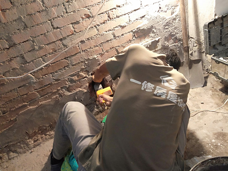 墻內水管熱熔堵頭：首先找到漏水接口，更換漏水位置的配件管道。安裝時，先關閉總閥，再用ppr剪刀截斷漏水的部位，再用ppr熱湯機，再補上一段就可以。也可以擦干漏水部位，用堵漏王堵住接口，也可以用聚氨酯防水粉劑調水后涂刷在漏水處。