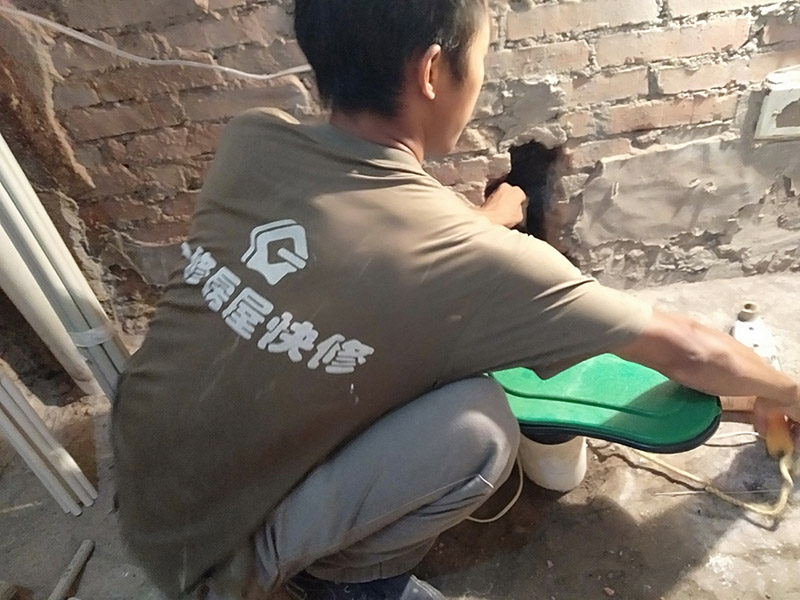 墻內水管熱熔堵頭：首先找到漏水接口，更換漏水位置的配件管道。安裝時，先關閉總閥，再用ppr剪刀截斷漏水的部位，再用ppr熱湯機，再補上一段就可以。也可以擦干漏水部位，用堵漏王堵住接口，也可以用聚氨酯防水粉劑調水后涂刷在漏水處。