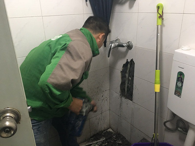 浴室水管漏水維修:除了地板或者天花板以外，可能有時候也會在墻上發(fā)現(xiàn)一塊塊的水漬。墻面滲水的原因可能是淋浴區(qū)墻面的防水層沒有做好，因此水會蔓延到其他的墻面去。另一個可能的原因就是在粉刷墻壁的時候，施作人員沒有等油漆干涂就馬上上第二或者第三層，這樣子會造成水氣悶在墻壁里，產(chǎn)生滲水的問題。 首先我們必須先找出滲漏的源頭，然后再重新施作防水層。另外如果你需要把舊的油漆層換掉、再重新涂上防水漆的時候，要記得要等第一層完全干透后再繼續(xù)后續(xù)的粉刷程序。