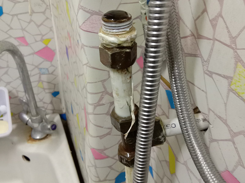 浴室管道配件更換：關(guān)水管總閘，讓斷掉處的水管內(nèi)的水流干。小區(qū)總閘一般是在樓梯間，電梯間，開關(guān)就在水表旁邊。讓開關(guān)垂直水管即為關(guān)閉。如下圖最上面的和中間的開關(guān)，就表示已關(guān)閉。現(xiàn)在我們已經(jīng)將斷頭管鋸開了一個(gè)小口，接下來，我們就用平口一字螺絲刀，和小榔頭，將斷頭鑿出。我們用平口螺絲刀刀口對(duì)準(zhǔn)斷頭剛被鋸條鋸出的口子的旁邊的管壁，然后用榔頭敲擊螺絲刀的木柄頂部，這樣便可輕易剔除斷頭，只要打開一個(gè)小口，后面的用螺絲刀輕輕一撮就全部掉了。在安裝之前，需要先將水膠帶纏繞在角閥或水龍頭絲口上，可以稍微弄點(diǎn)水濕潤一下，更好纏繞，纏繞的時(shí)候要采用逆時(shí)針方向纏繞。