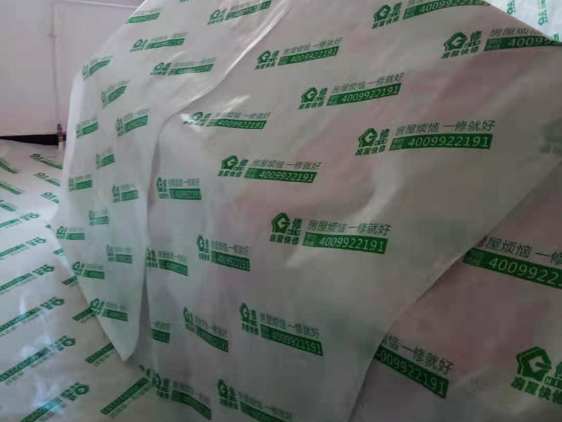 墻面修補保護:遇到墻面長了霉斑的情況，可以用超市買的洗衣服用的漂白水，濕布占著擦即可。不僅能有效清除表面霉斑，還有消毒的作用，但只適用于白墻，有顏色或者有藝術效果的漆面應避免使用。 除了漂白水以外，還可以使用專業的墻體霉菌清除劑，一般在超市能夠買到。將清潔劑搖勻后用普通氣壓噴壺按照說明書的要求兌水，對著發霉的墻面噴涂，大概30分鐘后，霉菌會自然分解。 對于墻面開裂，我們可以用鏟刀把裂縫兩邊約10厘米左右的漆膜鏟掉，使其露出底材，查明開裂的原因。如果是基材有裂縫，則可以用嵌縫石膏補住裂縫，等到石膏變硬之后，再補刮膩子，重新涂刷乳膠漆。