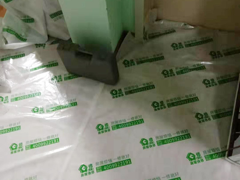 現(xiàn)場家具保護:利用塑料薄膜將業(yè)主家的衣柜、榻榻米等家具，都做好了保護工作，避免膩子油漆等材料弄到家具上，對后期的衛(wèi)生清理帶來麻煩；主要是為了方便施工的，避免在批膩子時，把膩子批到家具上，或者是在噴乳膠漆時，濺到家具上，這樣一來，后面在清理時就麻煩多了；
