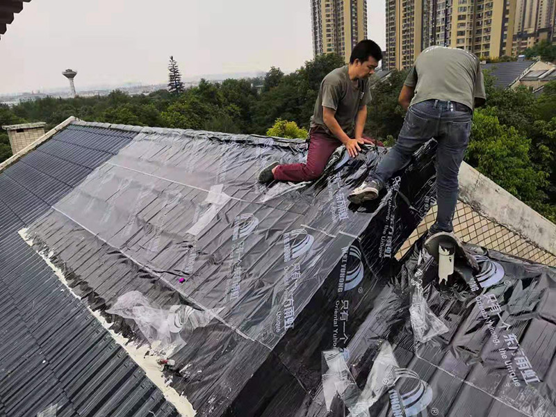 屋面防水卷材鋪貼:1.熱熔法：指采用加熱器熔化防水卷材底層的熱熔膠，實現卷材與基層粘結的方法稱為熱熔法。 2.冷粘法：指采用膠結材料直接實現防水卷材與基層粘結的方法稱為冷粘法。 3.自粘法：指采用帶有自粘膠的防水卷材，不需熱加工，也不需另涂膠結材料，而直接實現防水卷材與基層粘結的方法稱為自粘法。 4.熱瀝青法：指采用熱瀝青膠結材料直接實現防水卷材與基層粘結的方法稱為熱瀝青法。 屋面卷材按施工工藝不同可選用滿貼、條粘、點粘和空鋪等方法施工。鋪貼時應同時將卷材下面的空氣排出，卷材平整，粘結牢固，接縫處必須滿粘，接縫嚴密。