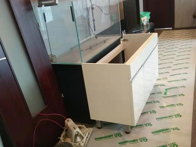 入戶現場地面保護：入戶門的保護 各種裝修物料的進場以及各種建筑裝修的清理，都會經過入戶門，這些物品在搬運的過程中，與入戶門發生磕碰、摩擦的機率大大增加，所以，第一個需要做好成品保護的地方就是我們的入戶門。建議：在裝修開工前直到家具進場期間，都需要對入戶門進行保護！對于這一點，可以使用成品保護膜將門包裹。