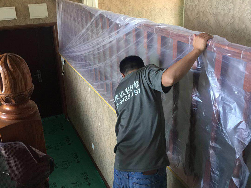 家具樓梯地面保護方案:入戶門的保護 入戶門是各種裝修物料進場以及各種建筑裝修垃圾清理的必經之路，這些物品在搬運的過程中，與入戶門發生磕碰、摩擦的機率大大增加，所以，第一個需要做好成品保護的地方就是入戶門。建議：在裝修開工前直到家具進場期間，都需要對入戶門進行保護！對于這一點，可以使用成品保護膜將門包裹。  二、水電改造時的保護 水電改造屬于隱蔽工程之一，是基礎裝修，其施工的質量好壞，對于后期的施工和使用起著非常重要的作用。當水電改造完成后，對各種管線進行規范的固定，防止脫落，對裸露的線頭進行包裹，防止發生觸電的危險，地面裸露的線管，做好固定和保護，防止被踩壞，在搬運各種物料的時候不要破壞地面所布的管線。 建議水電改造的成品保護別忽視! 1、電路改造的時候，能開槽的地方盡量開槽。 2、不能開槽的地方一定要做好固定和保護。 3、下水管要封好。 4、對裸露的線頭盡量進行包裹。