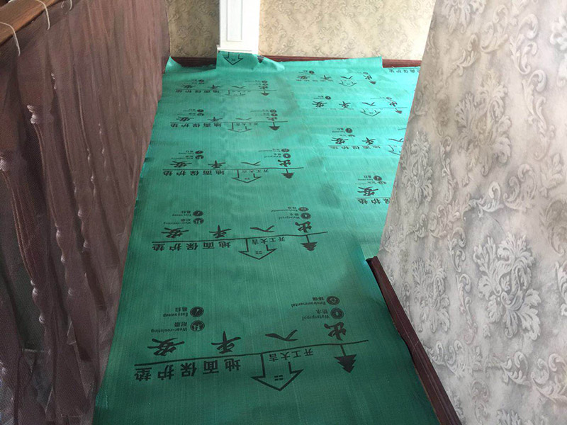 家具樓梯地面保護方案:入戶門的保護 入戶門是各種裝修物料進場以及各種建筑裝修垃圾清理的必經之路，這些物品在搬運的過程中，與入戶門發生磕碰、摩擦的機率大大增加，所以，第一個需要做好成品保護的地方就是入戶門。建議：在裝修開工前直到家具進場期間，都需要對入戶門進行保護！對于這一點，可以使用成品保護膜將門包裹。  二、水電改造時的保護 水電改造屬于隱蔽工程之一，是基礎裝修，其施工的質量好壞，對于后期的施工和使用起著非常重要的作用。當水電改造完成后，對各種管線進行規范的固定，防止脫落，對裸露的線頭進行包裹，防止發生觸電的危險，地面裸露的線管，做好固定和保護，防止被踩壞，在搬運各種物料的時候不要破壞地面所布的管線。 建議水電改造的成品保護別忽視! 1、電路改造的時候，能開槽的地方盡量開槽。 2、不能開槽的地方一定要做好固定和保護。 3、下水管要封好。 4、對裸露的線頭盡量進行包裹。
