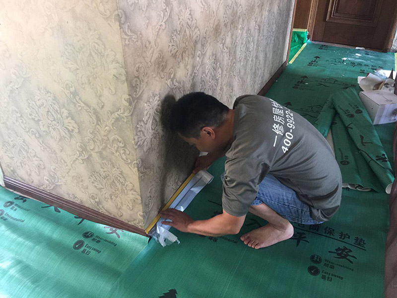 家具樓梯地面保護方案:入戶門的保護 入戶門是各種裝修物料進場以及各種建筑裝修垃圾清理的必經之路，這些物品在搬運的過程中，與入戶門發生磕碰、摩擦的機率大大增加，所以，第一個需要做好成品保護的地方就是入戶門。建議：在裝修開工前直到家具進場期間，都需要對入戶門進行保護！對于這一點，可以使用成品保護膜將門包裹。  二、水電改造時的保護 水電改造屬于隱蔽工程之一，是基礎裝修，其施工的質量好壞，對于后期的施工和使用起著非常重要的作用。當水電改造完成后，對各種管線進行規范的固定，防止脫落，對裸露的線頭進行包裹，防止發生觸電的危險，地面裸露的線管，做好固定和保護，防止被踩壞，在搬運各種物料的時候不要破壞地面所布的管線。 建議水電改造的成品保護別忽視! 1、電路改造的時候，能開槽的地方盡量開槽。 2、不能開槽的地方一定要做好固定和保護。 3、下水管要封好。 4、對裸露的線頭盡量進行包裹。