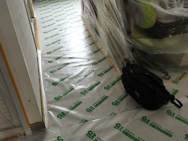 家具成品保護：各類裝修物料的進場、建筑裝修的清理都必須經過入戶門。在對物品進行搬運時，難免會與入戶門發生磕碰及摩擦。因此，在進行成品保護時，我們首先要做好入戶門的保護。 　　建議，在裝修開工前知道家具家電進場，都應當使用成品保護膜將入戶門進行包裹。 進行裝修施工時，磁環邊鋪邊勾縫，在崗鋪設的瓷磚、地板上堆放雜物、走動踩踏，地板沒有使用成品保護膜覆蓋等都會影響瓷磚及地板的鋪貼效果，使瓷磚出現施工質量問題。