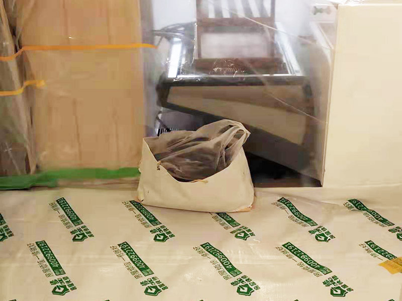 全屋地面保護(hù)案例:瓷磚、地板的鋪貼保護(hù) 瓷磚、地板的鋪裝，也屬于基礎(chǔ)裝修部分，經(jīng)常發(fā)現(xiàn)瓷磚施工時(shí)和施工后都沒有做成品保護(hù)工作，具體的表現(xiàn)有：瓷磚邊鋪邊勾縫、在剛鋪的瓷磚、地板上堆放雜物、剛鋪的瓷磚就在上面走動踩踏、地面瓷磚、地板沒有使用成品保護(hù)膜覆蓋等，這些都會影響瓷磚的鋪貼效果，造成瓷磚的施工質(zhì)量問題。建議： 1、墻地面瓷磚，在鋪貼未干固的情況下，不要急于勾縫，以免人為的造成瓷磚松動、高低不平，影響施工效果。 2、地面瓷磚干固前，不要在上面走動、堆放雜物，以免造成瓷磚松動、高低不平。 3、地面瓷磚鋪貼完后，使用成品保護(hù)膠覆蓋磚面，既可以防止裝修時(shí)的沙子磨傷地面，同時(shí)也能有效的防止油漆涂料等有色液體滴落磚面，造成地面污染。