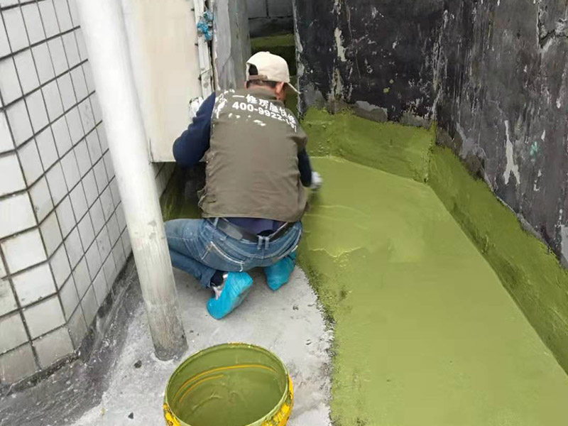 衛(wèi)生間防水方案：清理墻面和地面 在涂刷防水涂層之前，先要清理墻面和地面，同時(shí)要用連接的氣泵皮管吹盡陰角處的浮沉。刷防水涂料時(shí)先刷墻角部位，交接處應(yīng)有200mm，不得有漏刷情況。 墻角涂刷完成后涂刷墻體：第一遍涂刷墻面時(shí)，應(yīng)上下縱向涂刷，第二遍涂刷墻體，應(yīng)左右橫向涂刷。注意、第二遍防水涂料間需要有一定時(shí)間間隔，待遍涂料干透后才能進(jìn)行第二遍，具體時(shí)間視涂料而定。間隔時(shí)間太短，防水的效果會大打折扣。