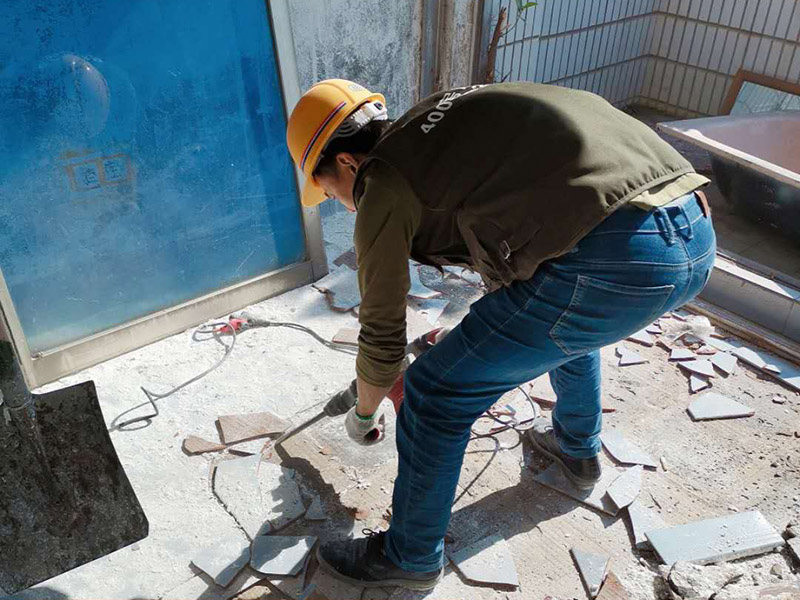 瓷磚拆除建渣處理：首先將拆除建筑物、房屋裝修和改造道路中產生的建筑垃圾用車運到處理場所，然后，用人工的辦法將建筑垃圾中的可直接再生利用的物質，如金屬材料、木質類材料和塑料類材料分選歸類，直接供給相應的公司進行處理。