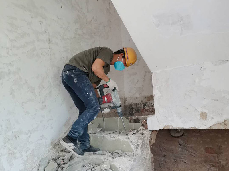 瓷磚拆除建渣處理：首先將拆除建筑物、房屋裝修和改造道路中產生的建筑垃圾用車運到處理場所，然后，用人工的辦法將建筑垃圾中的可直接再生利用的物質，如金屬材料、木質類材料和塑料類材料分選歸類，直接供給相應的公司進行處理。