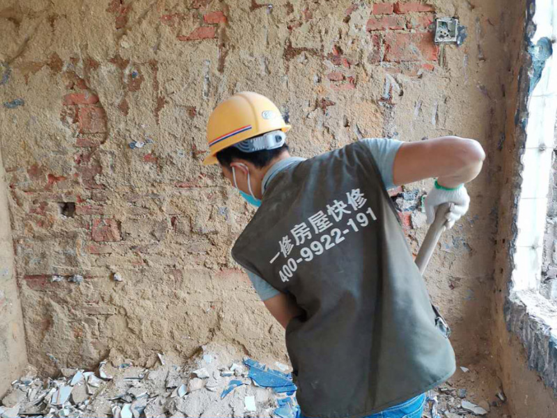 瓷磚拆除建渣處理：首先將拆除建筑物、房屋裝修和改造道路中產生的建筑垃圾用車運到處理場所，然后，用人工的辦法將建筑垃圾中的可直接再生利用的物質，如金屬材料、木質類材料和塑料類材料分選歸類，直接供給相應的公司進行處理。