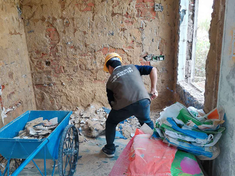 瓷磚拆除建渣處理：首先將拆除建筑物、房屋裝修和改造道路中產生的建筑垃圾用車運到處理場所，然后，用人工的辦法將建筑垃圾中的可直接再生利用的物質，如金屬材料、木質類材料和塑料類材料分選歸類，直接供給相應的公司進行處理。