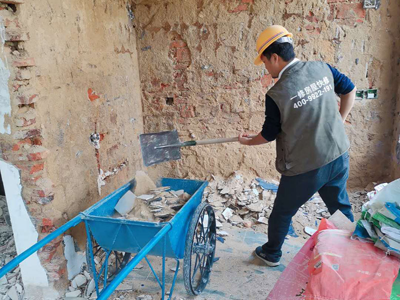 瓷磚拆除建渣處理：首先將拆除建筑物、房屋裝修和改造道路中產生的建筑垃圾用車運到處理場所，然后，用人工的辦法將建筑垃圾中的可直接再生利用的物質，如金屬材料、木質類材料和塑料類材料分選歸類，直接供給相應的公司進行處理。