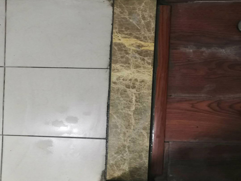 門框石安裝維修：在用水泥砂漿砌臥時，衛生間內一側地面留點縫隙，大致控制在5毫米寬左右，內用水泥砂漿填滿后，表面略低呈凹狀，完后用建筑膠或硅膠(固定潔具也要用到的材料)打一圈，這樣，即使水泥砂漿有裂縫與門檻石脫開。過高的高差，可以選用加厚石材另定制。注意家中是否有老人或行動不便的人員使用。門檻石的尺寸要根據門檻的長寬來定，寧愿購買稍微長一點寬一點的也不要買尺寸不足的，不然很難打理和修補的。