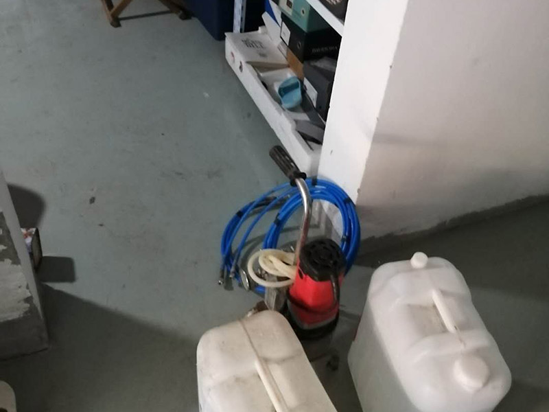 漏水維修材料入場:材料購買以后，購買方就需要通知合同的另一方準(zhǔn)備對材料進(jìn)行驗收。而且這個驗收最好是安排在材料進(jìn)場時立即進(jìn)行。所以，約定驗收時間非常必要。以免出現(xiàn)材料進(jìn)場時，另一方?jīng)]有時間對材料進(jìn)行驗收，影響施工進(jìn)度。