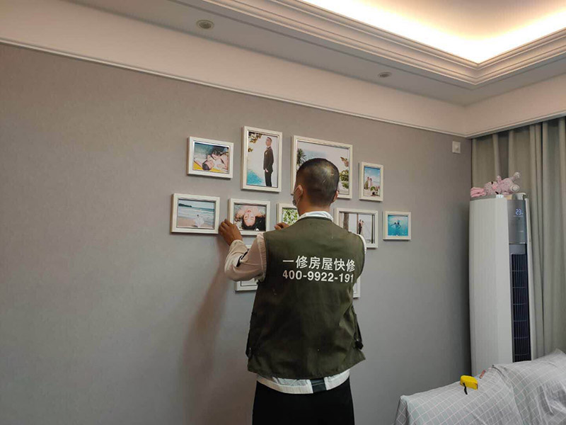 掛畫安裝方案：1、釘子固定；這是最簡(jiǎn)單的一種安裝方法，但是會(huì)對(duì)墻面造成一定的破壞，使用這種方法之前，一定要考慮好確定的位置，不要輕易改動(dòng)。 2、掛鉤固定；用專門掛畫用的掛鉤，不同的規(guī)格分別承受不同的重量，最大可承受20斤。掛鉤上有非常堅(jiān)硬細(xì)小的鋼針，適合堅(jiān)硬的墻面，不會(huì)把墻釘出裂痕，同時(shí)方便更換畫，不會(huì)影響整體的美觀。 3、直接擺放；將畫擺放在墻前，適合比較大的畫，在墻上設(shè)置擱板，擱板上可以放畫和裝飾品，或者在柜子上放置畫也是不錯(cuò)的選擇。 4、吊放；從頂面上垂下吊線或有裝飾性的繩、鏈等，將畫吊起，同時(shí)吊一幅或多幅均可，也可以用釘釘在天花板腳線，然后用魚絲按自己要求的高度把畫掛上去。