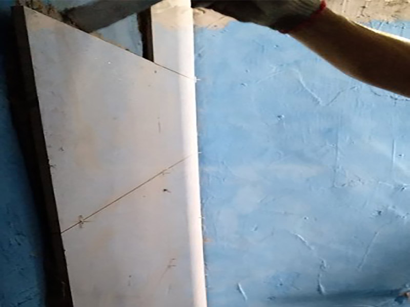 墻面瓷磚鋪貼施工：（1）基層處理：將塵土、雜物徹底清掃干凈，不得有空鼓、開裂及起砂等缺陷。 （2）彈線：施工前在墻體四周彈出標高控制線，在地面彈出十字線，以控制地磚分隔尺寸。 （3）鋪貼：鋪設選用1：3干硬性水泥砂漿，砂漿厚度25mm左右。鋪貼前將地磚背面濕潤，需正面干燥為宜。把地磚按照要求放在水泥砂漿上，用橡皮錘輕敲地磚飾面直至密實平整達到要求。 （4）勾縫：地磚鋪完后24h進行清理勾縫，勾縫前應先將地磚縫隙內雜質擦凈，用專用填縫劑勾縫。 （5）清理：施工過程中隨干隨清，完工后(一般宜在24h之后)再用棉紗等物對地磚表面進行清理