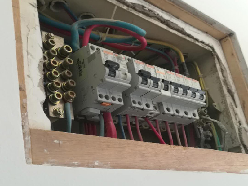自己家沒電但別人家有電，家里沒電了但是沒跳閘，該怎么辦