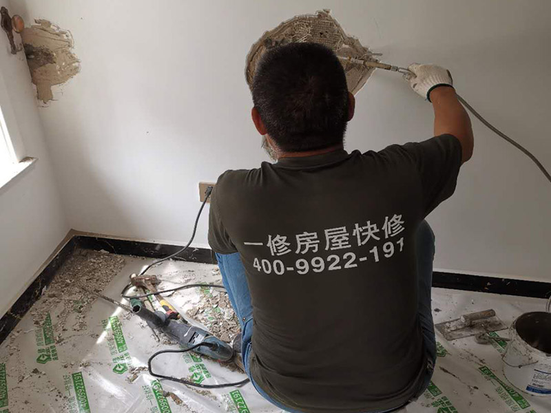 墻內(nèi)管道打壓維修:首先根據(jù)施工圖看水管走向，如果漏水的位置后面埋有水管，可以先把家里面的水閘關(guān)掉，放干龍頭里面的水，如果一段時候后發(fā)現(xiàn)墻面水跡不見了，證明是水管出現(xiàn)問題。 如果是請的專業(yè)的維修師傅，可以讓師傅用打壓機(jī)直接打壓檢測，若確定是墻內(nèi)水管漏水，就可以直接鑿開墻壁找水管漏點(diǎn)。 可以先截斷水源，然后將暗水管漏水點(diǎn)的墻面開鑿，找到漏水的部分，先用小鋼鋸把漏水的地方鋸掉，注意鋸口要平。用砂紙把新露出的端口輕輕打磨，然后用接口套住，將備換的新管對準(zhǔn)接口口子，注意要對直。然后用熱熔器對新管道進(jìn)行熱熔連接。 或者是將鋸掉的管道清理干凈，用專用膠水涂在端口上，稍微晾一會兒;趁此時在“竹節(jié)”接頭內(nèi)涂上膠水。把端口和“竹節(jié)”連接，然后反復(fù)轉(zhuǎn)動，直到牢固。同樣的方法去連接另一端。最后在接縫處再涂適量的膠水，確保不滲漏。
