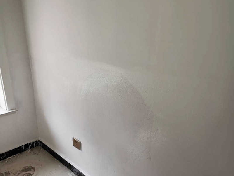 墻內(nèi)管道打壓維修:首先根據(jù)施工圖看水管走向，如果漏水的位置后面埋有水管，可以先把家里面的水閘關(guān)掉，放干龍頭里面的水，如果一段時候后發(fā)現(xiàn)墻面水跡不見了，證明是水管出現(xiàn)問題。 如果是請的專業(yè)的維修師傅，可以讓師傅用打壓機(jī)直接打壓檢測，若確定是墻內(nèi)水管漏水，就可以直接鑿開墻壁找水管漏點(diǎn)。 可以先截斷水源，然后將暗水管漏水點(diǎn)的墻面開鑿，找到漏水的部分，先用小鋼鋸把漏水的地方鋸掉，注意鋸口要平。用砂紙把新露出的端口輕輕打磨，然后用接口套住，將備換的新管對準(zhǔn)接口口子，注意要對直。然后用熱熔器對新管道進(jìn)行熱熔連接。 或者是將鋸掉的管道清理干凈，用專用膠水涂在端口上，稍微晾一會兒;趁此時在“竹節(jié)”接頭內(nèi)涂上膠水。把端口和“竹節(jié)”連接，然后反復(fù)轉(zhuǎn)動，直到牢固。同樣的方法去連接另一端。最后在接縫處再涂適量的膠水，確保不滲漏。