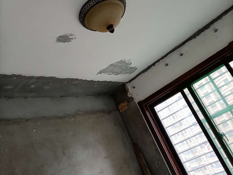 客廳背景墻開槽裝修：首先得遵循“橫平豎直”原則。水電管線施工開槽布局一定要合理規劃，如果管線開槽鋪設不合理樣就有可能打穿水管或者電線。即使符合開槽條件，也建議盡量不要開槽或者減少開槽。權衡層高和建筑結構安全，還是偏重于建筑結構安全比較好。 墻身、地面開線槽之前用墨盒彈線,以便定位。墻面開埋管線槽須橫平堅直,不許彎曲,特殊情況須經監理同意,墻上開槽等保持>33mm,管面與墻面應留15mm左右粉灰層,以防止墻面開裂。 電源線管暗埋時,應考慮與弱電管線等保持500mm以上距離,電線管與熱水管、煤氣管之間的平