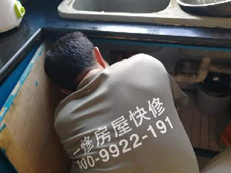 廚房局部維修：1. 單煙道式，這是一種簡單的矩形煙管，安裝時要將矩形煙管筆直的穿越各層住所，再在每層居室中預留一個銜接抽油煙機的進風口。這樣每層煙氣就會在抽油煙機的推進下，把油煙排放到煙道中，然后在出風口把煙氣排出。 2. 主次式，這種煙道是由兩種并排的矩形煙管構成的，安裝時要把這些煙管筆直穿越每個樓層，然后其次煙道要在每層的住所中設置一個銜接排油煙機的進風口。其主煙道跟次煙道距進風口在一定間隔處會相匯，主煙道底層會有一補風口。