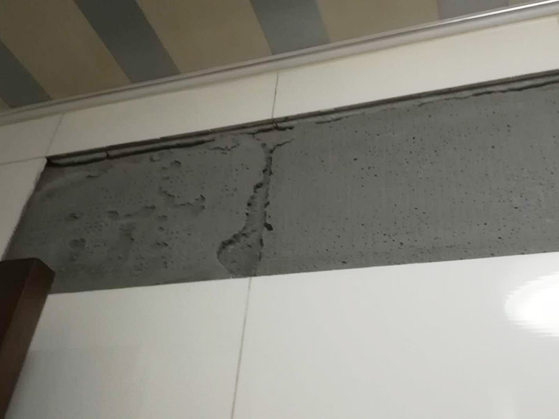 墻磚及門框修復：1、門套安裝后與墻體的縫隙小于5公分，用發泡膠填充縫隙，再用防水膠敷好，既能填好縫隙，還能保證不會滲水； 2、縫隙很大，選擇在縫隙處填磚或者敷水泥漿，保證墻體與門縫隙填的結實不透。安裝完后的補救辦法，在測量時把握好尺寸，盡量保持縫隙在1-2公分以內。 3、看門的尺寸是否符合標準，門套與墻面縫隙平均在2.公分及以內的，門洞并不標準規則，調整門的安裝誤差。平均縫隙超過2.5公分就是測量尺寸有誤差。