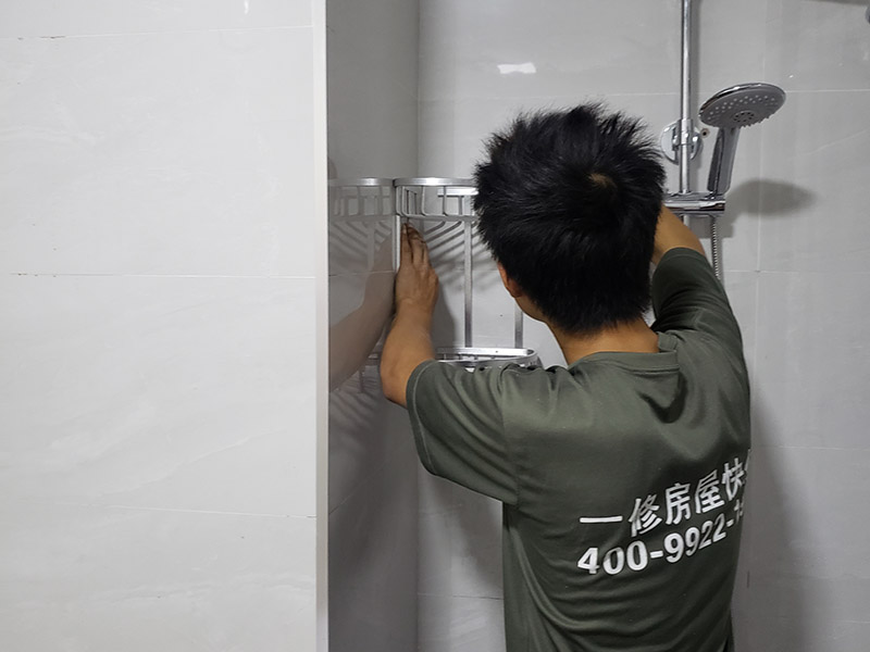 衛浴五金安裝方案： 五金件安裝通常是在瓷磚鋪貼完成后，在瓷磚上鉆孔，然后將木楔嵌入孔中，再在上面用螺絲或膨脹螺絲將五金掛件進行固定。建議請專業的師傅用玻璃鉆頭先開出瓷磚的孔再用沖擊鉆打水泥，避免打裂瓷磚。  1.確定掛件安裝位置并標注下來。為達到最佳效果，最好避開在墻柱上安裝;  2.確定安裝點后，在安裝墊上標記出掛件底座安裝所對應的螺孔位置;  3.在螺孔標注點打孔，打孔的直徑最好略大于螺絲直徑，留一點空隙方便地做安裝;  4.將塑料膨脹管插入鉆孔，再用不休干螺絲釘旋緊固定底座;  5.將掛件套在底座上，擰緊螺釘固定掛件。