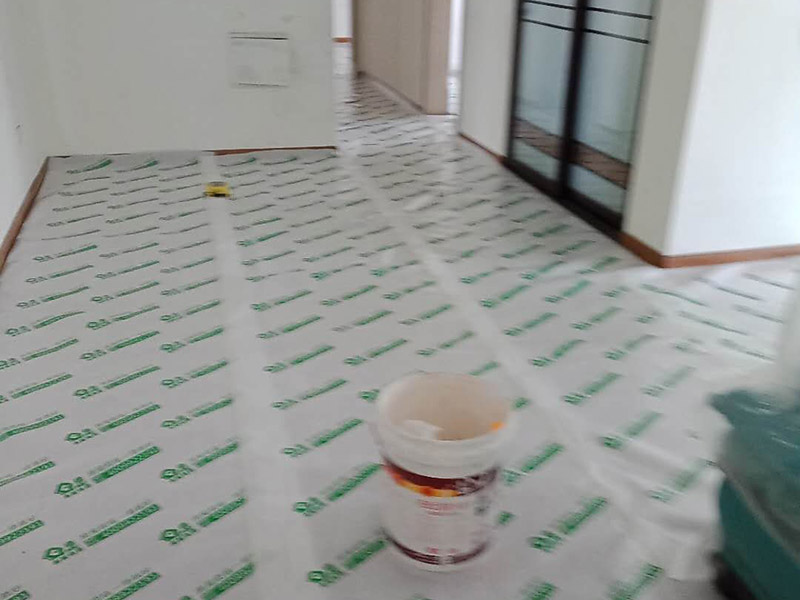 墻面刷新地面保護：家具搬放到房屋中央，對集中放置的家具進行整體保護，防止因墻面翻新而造成不必要的損壞；地板需要用專業的保護膜進行保護；對于不能移動的家具和家電，如空調等進行成品保護；尤其需要注意有插座、開關面板的位置，防止灰塵進入。 使用專業的打磨機對墻面進行打磨處理，與一般打磨機不同的是，墻面打磨是無塵打磨，在打磨的過程中不會出現灰塵漫天的情況。 第一遍乳膠漆：先刷頂板再刷墻面，涂刷時應當由上而下。乳膠漆應當攪拌均勻，防止第一遍刷漆涂不開的現象發生。第二遍乳膠漆：乳膠漆不是很稠的情況下，不宜加水或加少量水稀釋，以防露底。第二遍涂刷完畢后，用細細的砂紙將墻面出現的小疙瘩打磨光滑，然后清掃干凈。第三遍乳膠漆：乳膠漆干燥速度快，應當逐漸涂刷，從一頭開始刷向另一頭，注意上下順刷相互銜接，避免乳膠漆干燥后出現接頭。