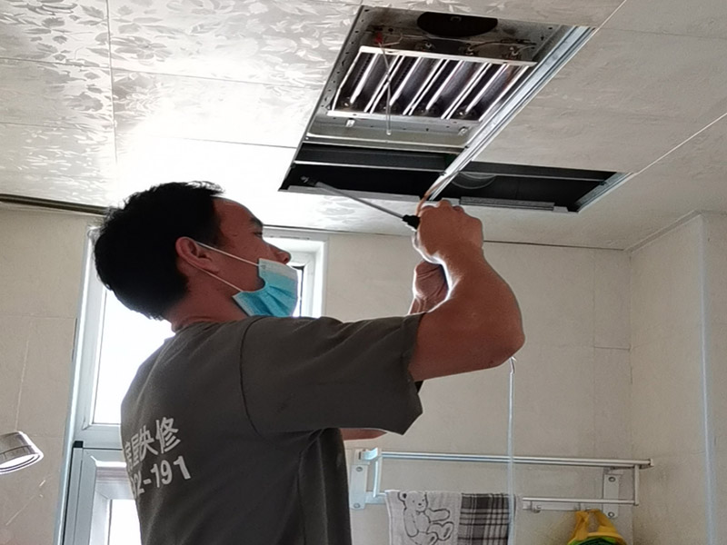 廁所吊頂浴霸安裝：安裝邊角線，安裝吊頂一定是要在貼好瓷磚之后，同時(shí)還要保持水平的情況下，這樣才能將集成吊頂?shù)呐涮走吔蔷€安裝在上面，這樣做目的就是安裝出來(lái)效果可以做到無(wú)明顯縫隙。在選擇下吊桿以及架置輕鋼龍骨，吊桿、龍骨間的距離它的在小一定在做到一致才行。頂部走線，這個(gè)步驟一定要先確定哪個(gè)地方要安裝燈具，同時(shí)還要了解清楚哪個(gè)地方需要安裝廚衛(wèi)電器，這樣才能很好將線路布置好。扣面板，相對(duì)來(lái)說(shuō)這個(gè)安裝環(huán)節(jié)它也是直接影響到整體的安裝效果，所以在安裝的時(shí)候一定要做到平整，更要做到縫直才行。