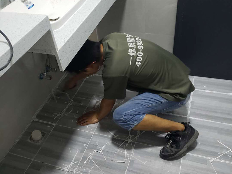 地磚美縫施工現場：使用用開槽器/平口螺絲刀/勾縫刀，清理瓷磚縫隙內灰塵及垃圾，這一步需要力度適中，不要用蠻力，不然可能存在崩壞瓷磚的風險。然后用吸塵器，掃把或者抹布清理干凈。，建議縫隙在1.5到2mm深度合適。縫隙清理干凈后， 擰開管蓋裝上混合管，管頭卡在膠槍的卡口上。首先打出30-40CM美縫劑余料，然后沿著瓷磚縫隙開始施工，在施工的時候一定要美縫劑填充滿瓷磚縫隙，不然后續可能會發生塌陷。瓷磚縫隙打膠方法先豎后橫，沿著縫隙均勻打出美縫劑.一般有些師傅打出3-5米時停下，開始用壓邊球壓縫，十字交叉口處多壓幾次，這樣會很美觀。壓縫的工具比較多，可用刮板或者壓縫 鋼球、手指套沿著縫隙壓出 U型面就可以了，施工之后24小時（夏天一般24小時，冬天一般48小時，具體看天氣情況），用清縫鏟刀清理瓷磚上多余縫隙。