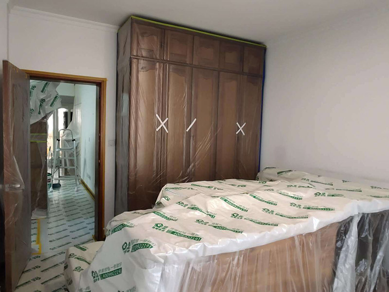 成品家具保護措施：各類裝修物料的進場、建筑裝修垃圾的清理都必須經過入戶門。在對物品進行搬運時，難免會與入戶門發生磕碰及摩擦。水電改造是基礎裝修，水電裝修的質量好壞，直接決定著后期的施工和使用。因此，在進行水電改造時，同樣需要做好成品保護工作。水電改造完成后，應當對各種管線進行規范的固定，以防脫落;對裸露的線頭要進行包裹，以防發生觸電的危險;做好地面裸線管的固定和保護，防止被踩壞。同時，在搬運物料時，也不要破壞地面鋪設的管線。進行裝修施工時，磁環邊鋪邊勾縫，在崗鋪設的瓷磚、地板上堆放雜物、走動踩踏，地板沒有使用成品保護膜覆蓋等都會影響瓷磚及地板的鋪貼效果，使瓷磚出現施工質量問題。