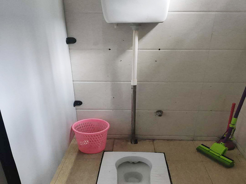 蹲便器管道更換:建議把舊的蹲便器取下來后，將周圍處理干凈，再重新做防水比較保險，并且要在離墻適當?shù)奈恢妙A留好下水管道，更換好蹲便器后，還要在出水口邊緣涂上一層玻璃膠，最后，打開進水系統(tǒng)進行測試，檢查各接合處是否出現(xiàn)漏水情況。