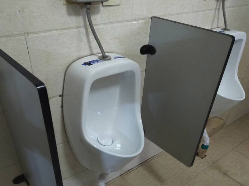 蹲便器管道更換:建議把舊的蹲便器取下來后，將周圍處理干凈，再重新做防水比較保險，并且要在離墻適當?shù)奈恢妙A留好下水管道，更換好蹲便器后，還要在出水口邊緣涂上一層玻璃膠，最后，打開進水系統(tǒng)進行測試，檢查各接合處是否出現(xiàn)漏水情況。