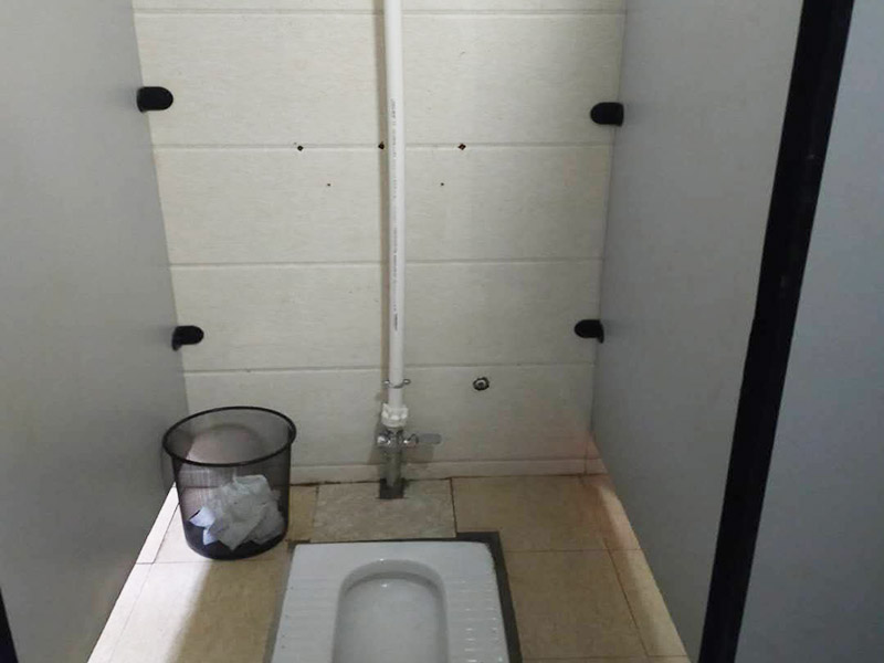 蹲便器管道更換:建議把舊的蹲便器取下來后，將周圍處理干凈，再重新做防水比較保險，并且要在離墻適當?shù)奈恢妙A留好下水管道，更換好蹲便器后，還要在出水口邊緣涂上一層玻璃膠，最后，打開進水系統(tǒng)進行測試，檢查各接合處是否出現(xiàn)漏水情況。