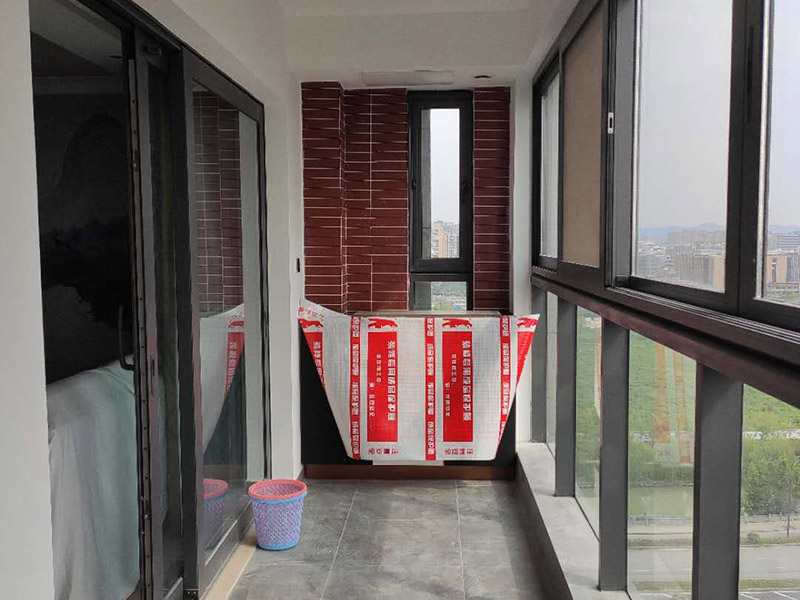陽臺家具安裝：安裝地柜：將安置地柜的位置打掃干凈，把組裝好的地柜擺放到合適的位置，（有的櫥柜需要安裝地腳，那么在地柜柜體組裝好之后，翻轉過來，底板上已經預先打了安裝孔，將地腳配件套上去，然后用螺絲釘固定住，最后將地腳桿擰緊。