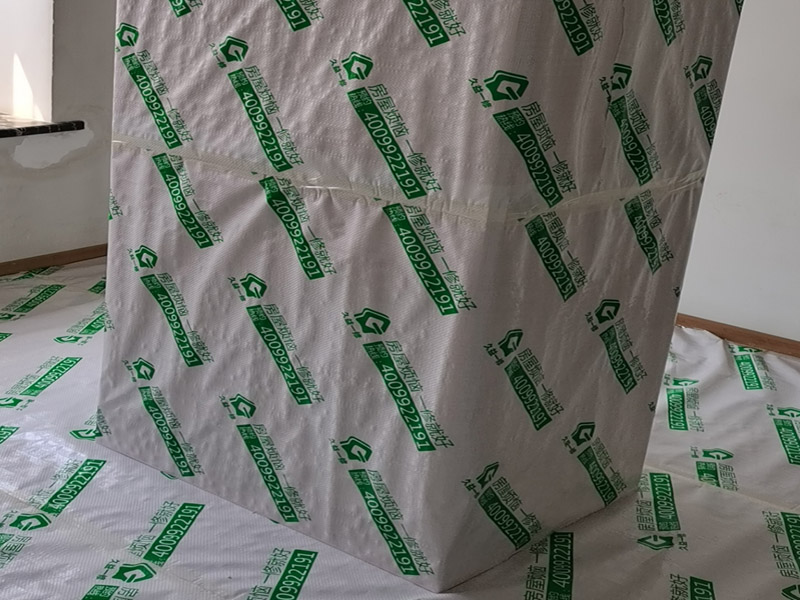 墻面翻新成品保護：家具搬放到房屋中央，對集中放置的家具進行整體保護，防止因墻面翻新而造成不必要的損壞；地板需要用專業的保護膜進行保護；對于不能移動的家具和家電，如空調等進行成品保護；尤其需要注意有插座、開關面板的位置，防止灰塵進入。 處理墻面出現的開裂、起翹等問題，若不做任何處理直接開始涂刷，使用專業的打磨機對墻面進行打磨處理，與一般打磨機不同的是，墻面打磨是無塵打磨，在打磨的過程中不會出現灰塵漫天的情況。