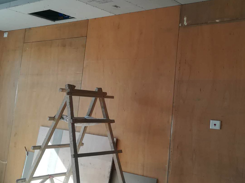 電視背景墻隔斷安裝:隔斷是劃分空間的貼心能手，而電視墻又是家中必備，電視墻與隔斷，它們并不是不相往來的獨立者，大可以合二為一，而這樣一個精心策劃的結合，帶來的是意想不到的滿意結果，電視墻隔斷設計解決了各種各樣的空間難題。將電視墻隔斷設計作為家中一個空間劃分的助手是近幾年的一個熱潮，電視墻隔斷既不會造成空間的堵塞也起到了一個過渡的作用，既美觀也達到了目的。