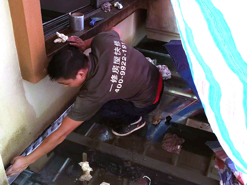 墻角局部防水施工：基面處理是基礎，基面處理是防水施工的關鍵，施工前須清理基面，以確保其堅固、平整、干凈，無灰塵、油膩、蠟、脫模劑等以及其它碎屑物質，如有孔隙、裂縫等缺陷的，須預先用水泥砂漿修補抹平，陰陽角處應抹成圓弧形。涂刷方法要注意，涂刷時力度均勻，注意不要漏刷;前后兩遍涂刷時保持垂直相交的角度，以充分覆蓋到位;單次涂刷不宜過厚，特別是管口和轉角處，不能超過1mm，防止干固后產生裂縫。