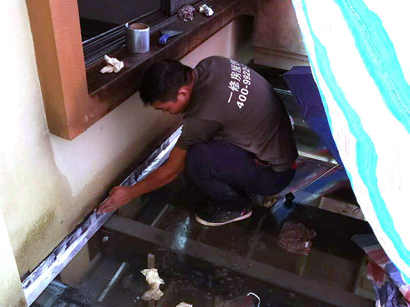 墻角局部防水施工：基面處理是基礎，基面處理是防水施工的關鍵，施工前須清理基面，以確保其堅固、平整、干凈，無灰塵、油膩、蠟、脫模劑等以及其它碎屑物質，如有孔隙、裂縫等缺陷的，須預先用水泥砂漿修補抹平，陰陽角處應抹成圓弧形。涂刷方法要注意，涂刷時力度均勻，注意不要漏刷;前后兩遍涂刷時保持垂直相交的角度，以充分覆蓋到位;單次涂刷不宜過厚，特別是管口和轉角處，不能超過1mm，防止干固后產生裂縫。
