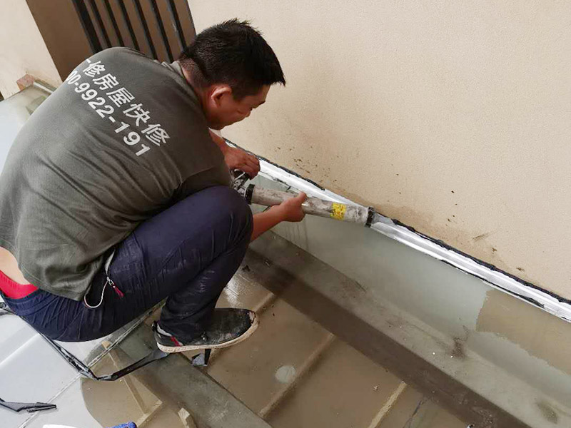 屋頂防水打膠案例：不少建筑新建成就滲漏，老建筑的滲漏現(xiàn)象更嚴(yán)重。第一步：把玻璃的邊清理干凈。把玻璃固定到位。在玻璃邊緣3mm處貼美文紙。第二步：用結(jié)構(gòu)膠往縫里填到60％。第三步：用和縫大小的泡抹棒往里壓填充，把膠往玻璃與型材的縫里擠。第四步：填充耐候密封膠，用刮刀來(lái)回30度角度刮2遍。缺膠的補(bǔ)上。30分內(nèi)把紙揭掉。